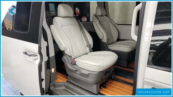 HYUNDAI STARIA 4WD LOUNGE 9-SEATER