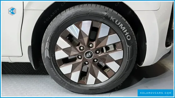 HYUNDAI STARIA 4WD LOUNGE 9-SEATER