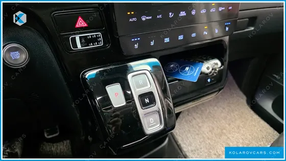 HYUNDAI STARIA 4WD LOUNGE 9-SEATER