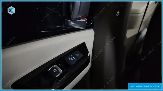 KIA CARNIVAL GASOLINE 7-SEATER HI-LIMOUSINE