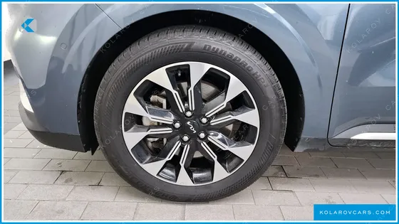KIA CARNIVAL GASOLINE 9-SEATER SIGNATURE
