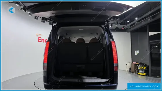 HYUNDAI STARIA LOUNGE 7-SEATER