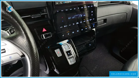 HYUNDAI STARIA 4WD LOUNGE 9-SEATER