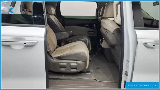 KIA CARNIVAL GASOLINE 7-SEATER HI-LIMOUSINE