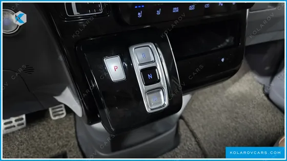 HYUNDAI STARIA 4WD LOUNGE 9-SEATER