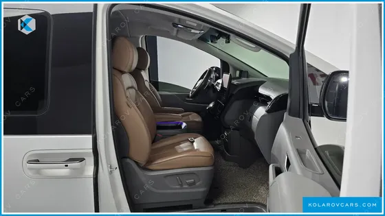HYUNDAI STARIA 4WD LOUNGE 9-SEATER