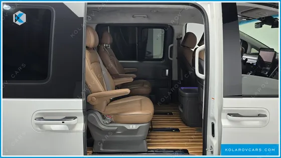 HYUNDAI STARIA 4WD LOUNGE 9-SEATER