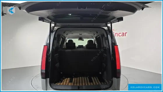 HYUNDAI STARIA 4WD LOUNGE 9-SEATER