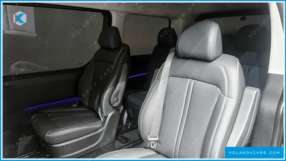 HYUNDAI STARIA LOUNGE 9-SEATER
