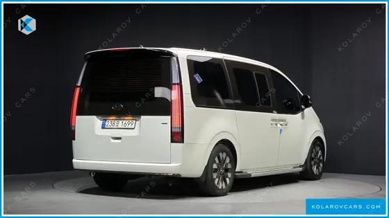 HYUNDAI STARIA 4WD LOUNGE 9-SEATER