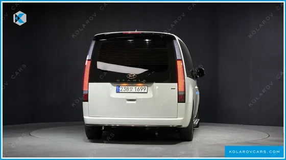 HYUNDAI STARIA 4WD LOUNGE 9-SEATER
