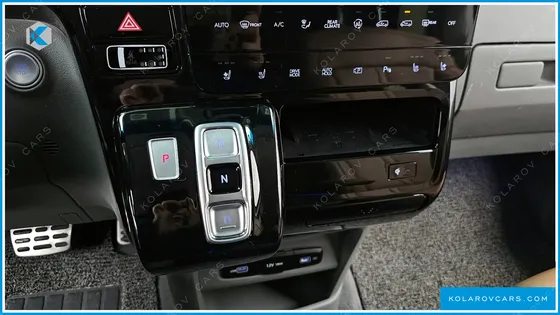 HYUNDAI STARIA 4WD LOUNGE 9-SEATER