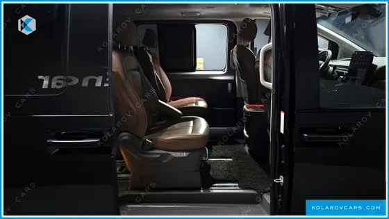 HYUNDAI STARIA 4WD LOUNGE 9-SEATER
