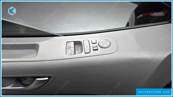 HYUNDAI STARIA 4WD LOUNGE 9-SEATER