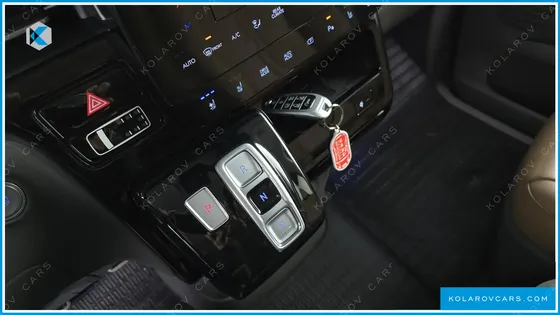 HYUNDAI STARIA 4WD LOUNGE 9-SEATER