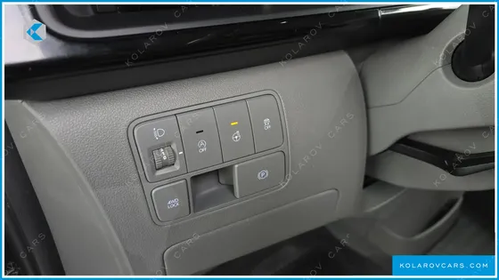 HYUNDAI STARIA 4WD LOUNGE 9-SEATER