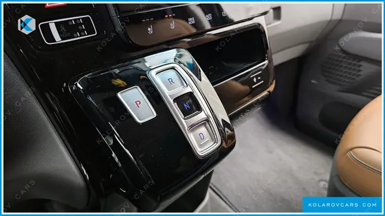 HYUNDAI STARIA 4WD LOUNGE 7-SEATER