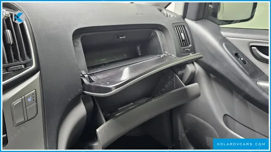 HYUNDAI STAREX VAN 3-SEATER