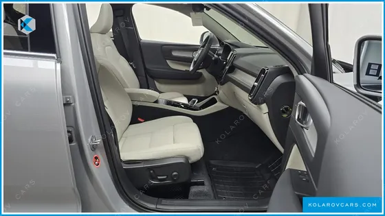 VOLVO XC40 B4 ULTRA BRIGHT