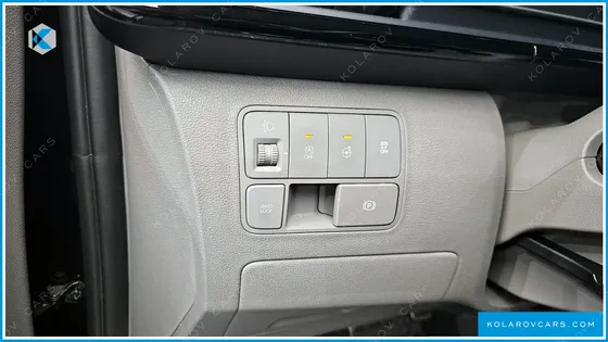 HYUNDAI STARIA 4WD LOUNGE 9-SEATER