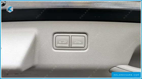 HYUNDAI STARIA 4WD LOUNGE 9-SEATER