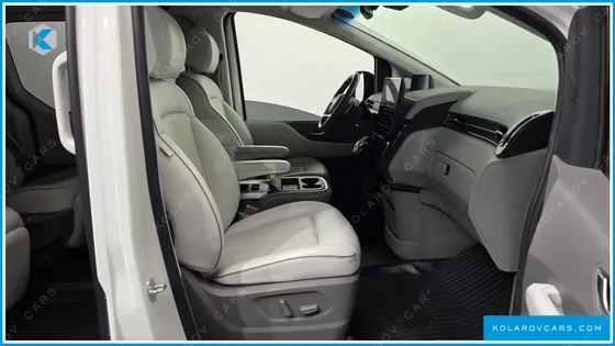 HYUNDAI STARIA 4WD LOUNGE 7-SEATER