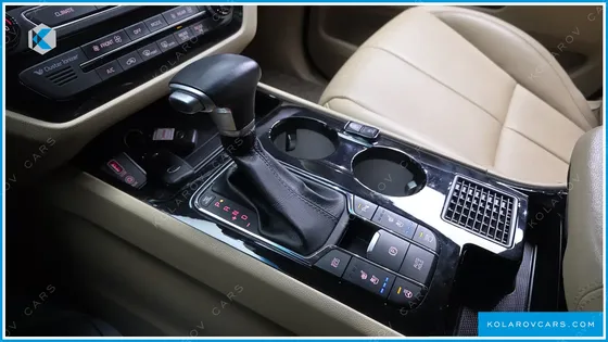 KIA CARNIVAL 7-SEATER HI-LIMOUSINE