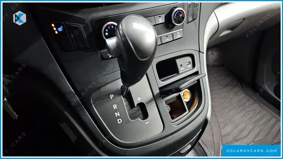 HYUNDAI STAREX VAN 5-SEATER