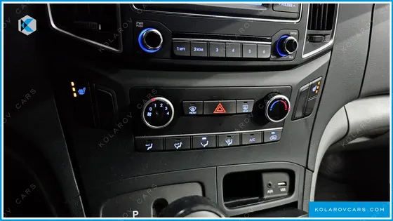 HYUNDAI STAREX VAN 5-SEATER