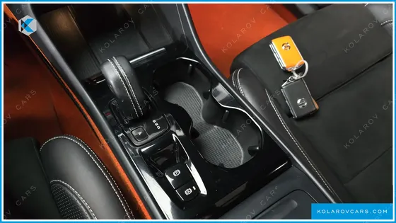 VOLVO XC40 B4 R-DESIGN
