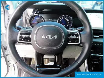 KIA CARNIVAL GASOLINE 7-SEATER OUTDOOR