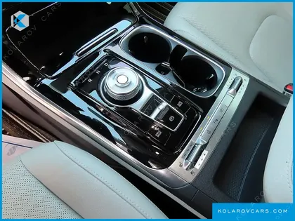 KIA CARNIVAL GASOLINE 7-SEATER OUTDOOR