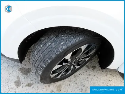 KIA CARNIVAL GASOLINE 7-SEATER OUTDOOR