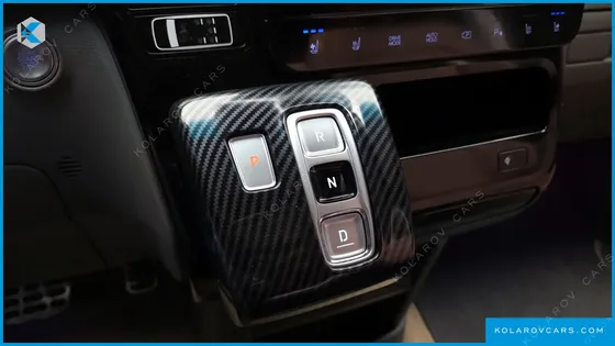 HYUNDAI STARIA 4WD LOUNGE 7-SEATER