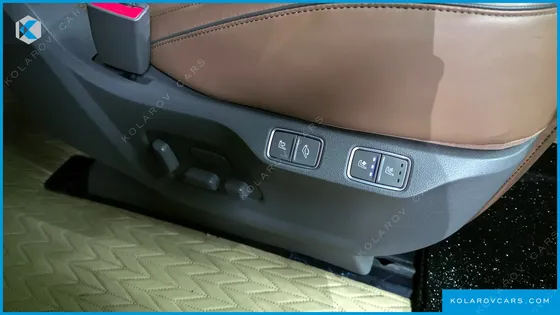 HYUNDAI STARIA 4WD LOUNGE 7-SEATER