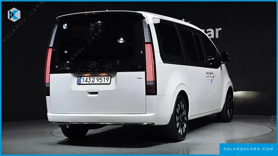 HYUNDAI STARIA 4WD LOUNGE 9-SEATER