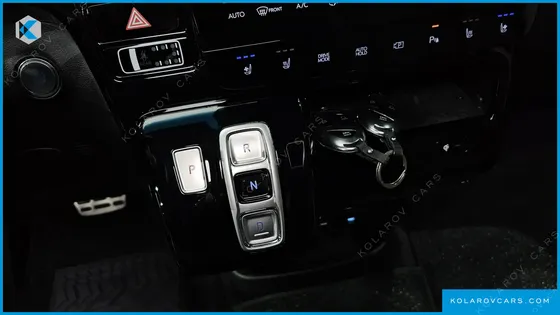 HYUNDAI STARIA 4WD LOUNGE 9-SEATER