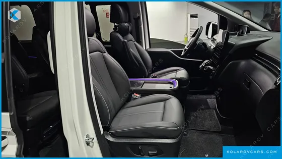 HYUNDAI STARIA 4WD LOUNGE 9-SEATER
