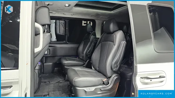 HYUNDAI STARIA 4WD LOUNGE 9-SEATER
