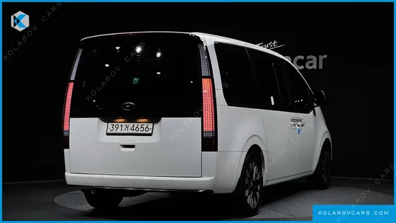 HYUNDAI STARIA LOUNGE 9-SEATER