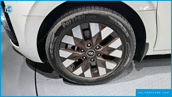HYUNDAI STARIA LOUNGE 9-SEATER