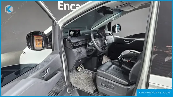 HYUNDAI STARIA LOUNGE 9-SEATER