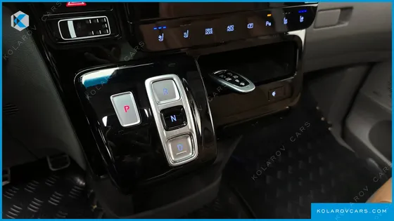 HYUNDAI STARIA 4WD LOUNGE 9-SEATER
