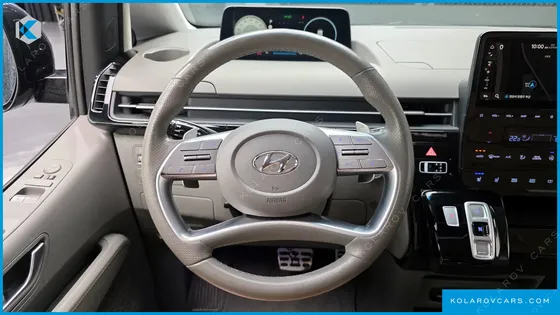 HYUNDAI STARIA 4WD LOUNGE 7-SEATER