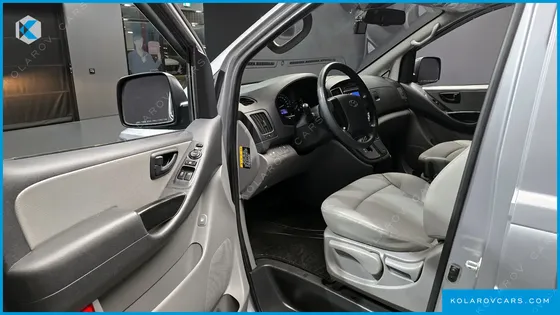 HYUNDAI STAREX VAN 5-SEATER