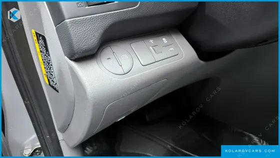 HYUNDAI STAREX VAN 5-SEATER