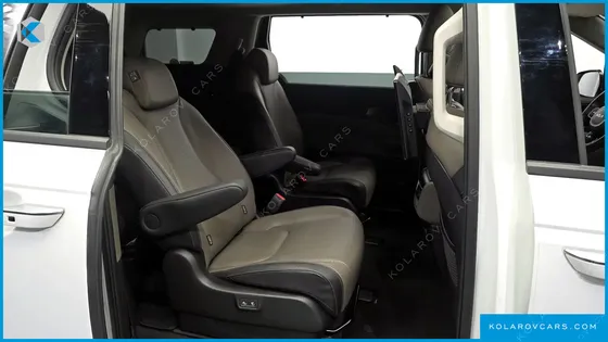 KIA CARNIVAL GASOLINE 9-SEATER SIGNATURE