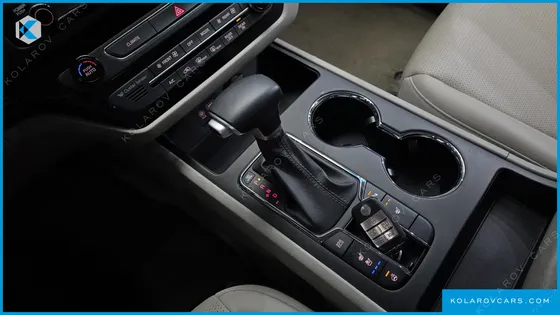 KIA CARNIVAL 9-SEATER LUXURY