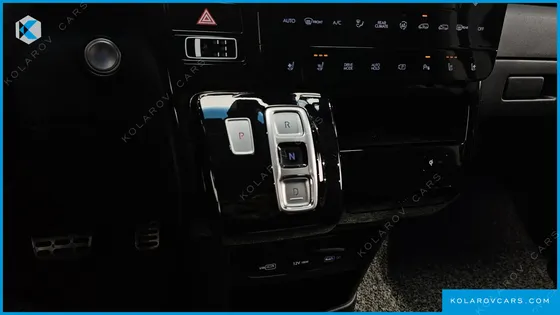 HYUNDAI STARIA LOUNGE 7-SEATER