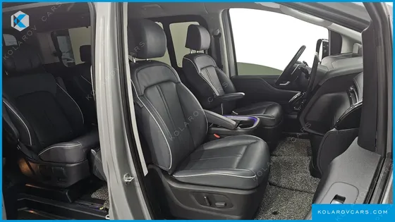 HYUNDAI STARIA LOUNGE 7-SEATER
